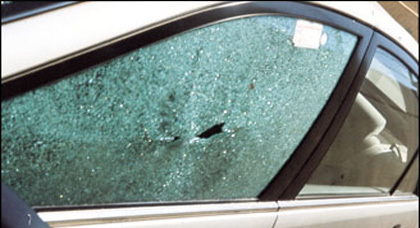 مواطن إسباني يتعرض للضرب و تكسير زجاج سيارته بسوق بني انصار
