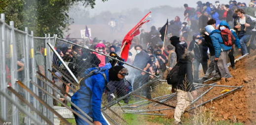 إصابة مئة شخص و60 دركيا في مظاهرة بفرنسا بسبب خزان ماء إصابة مئة شخص و60 دركيا في مظاهرة بفرنسا بسبب خزان ماء