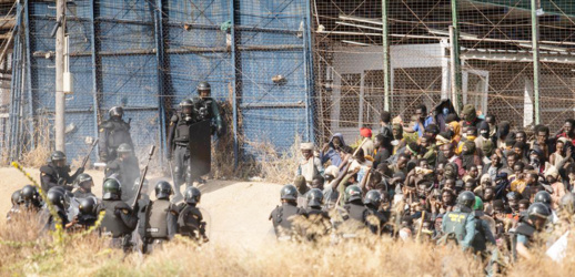 شاهدوا.. تحقيق لقناة "بي بي سي" يحمل مسؤولية سقوط قتلى في معبر مليلية لإسبانيا شاهدوا.. تحقيق لقناة "بي بي سي" يحمل مسؤولية سقوط قتلى في معبر مليلية لإسبانيا