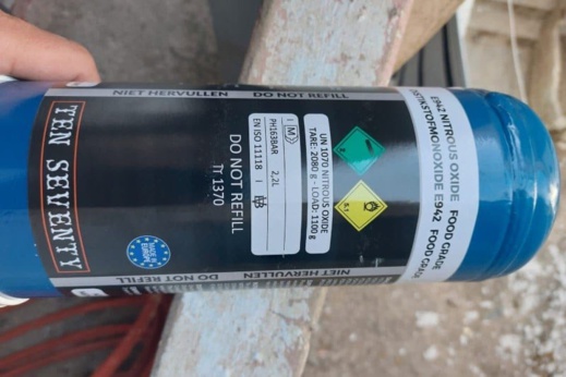 ترويج "غاز الضحك" يقود خمسة أشخاص للاعتقال ترويج "غاز الضحك" يقود خمسة أشخاص للاعتقال