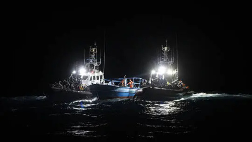 رفضت موانئ ايطاليا إدخالهم..مئات المهاجرين عالقون على متن 4 سفن إنقاذ في البحر رفضت موانئ ايطاليا إدخالهم..مئات المهاجرين عالقون على متن 4 سفن إنقاذ في البحر