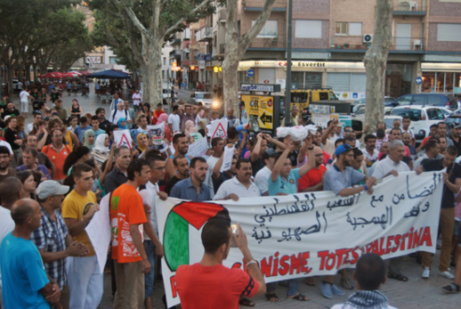 إسبانيون يشاركون الجالية المغربية في وقفة تضامنية مع الشعب المغربي باسبانيا