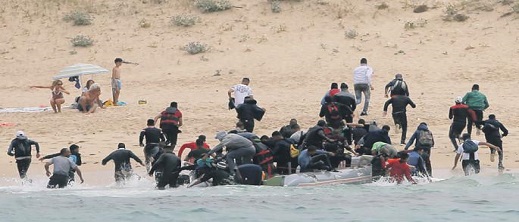 الاستماع إلى 17 شخص بين دركيين وعناصر بحرية في الناظور الاستماع إلى 17 شخص بين دركيين وعناصر بحرية في الناظور