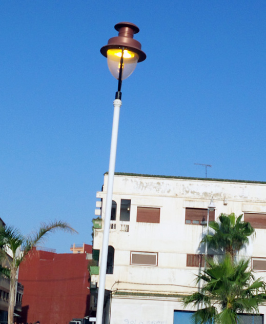 صورة اليوم : اشتعال مصباح في واضحة النهار.. وأغلب شوارع الناظور بدون إنارة ليلا