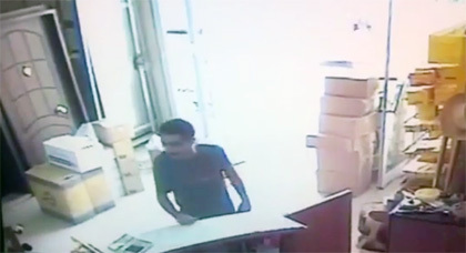 شاهدوا: كاميرا المراقبة تصور لص يسرق هاتف محمول داخل محل تجاري بالناظور