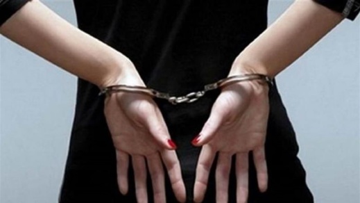 إيقاف سيدة تحرض ابنتيها القاصرتين على ممارسة الفساد إيقاف سيدة تحرض ابنتيها القاصرتين على ممارسة الفساد