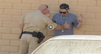 غريب.. شاهدوا الفيديو : ساحر يخفي المخدرات عن شرطي بطريقة غامضة
