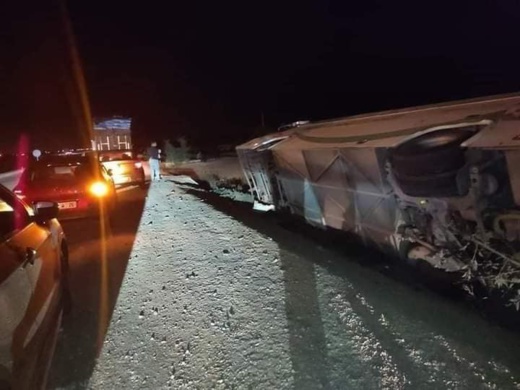 إصابة عشرات اللاعبين في نادي لكرة القدم إثر انقلاب حافلتهم