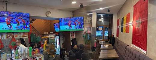 صور من قلب بروكسيل.. المغاربة يرفعون العلم الوطني في المقاهي استعدادا لمواجهة منتخب بلجيكا صور من قلب بروكسيل.. المغاربة يرفعون العلم الوطني في المقاهي استعدادا لمواجهة منتخب بلجيكا