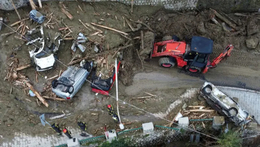 صور.. البحث مستمر عن 10 مفقودين إثر كارثة في جزيرة ايطالية صور.. البحث مستمر عن 10 مفقودين إثر كارثة في جزيرة ايطالية