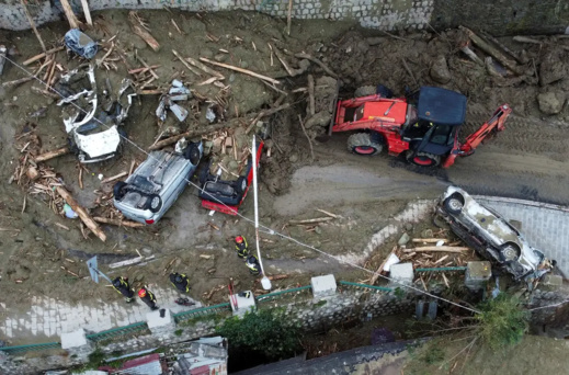 صور.. البحث مستمر عن 10 مفقودين إثر كارثة في جزيرة ايطالية صور.. البحث مستمر عن 10 مفقودين إثر كارثة في جزيرة ايطالية