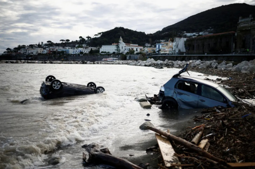 صور.. البحث مستمر عن 10 مفقودين إثر كارثة في جزيرة ايطالية صور.. البحث مستمر عن 10 مفقودين إثر كارثة في جزيرة ايطالية