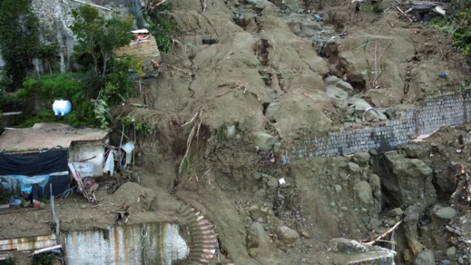 صور.. البحث مستمر عن 10 مفقودين إثر كارثة في جزيرة ايطالية صور.. البحث مستمر عن 10 مفقودين إثر كارثة في جزيرة ايطالية