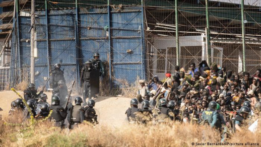 وزير الداخلية الإسباني ينفي مسؤولية بلاده في مأساة مليلية المحتلة ويصف الأخيرة بالأراضي الإسبانية وزير الداخلية الإسباني ينفي مسؤولية بلاده في مأساة مليلية المحتلة ويصف الأخيرة بالأراضي الإسبانية