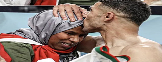 قبلة أشرف حكيمي على رأس والدته تشعل منصات التواصل الاجتماعي قبلة أشرف حكيمي على رأس والدته تشعل منصات التواصل الاجتماعي
