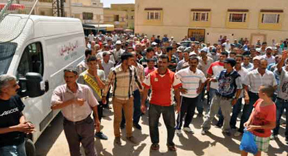 "الخطافة" يحتجون ضد توقيف سياراتهم في مسيرة باتجـاه مفوضية الأمن بزايـو