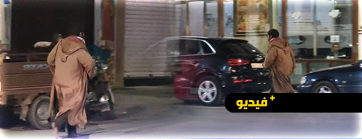 شاهدوا.. مختل عقلي "خطير" يتجول في الشارع العام يزرع الهلع بين الساكنة شاهدوا.. مختل عقلي "خطير" يتجول في الشارع العام يزرع الهلع بين الساكنة