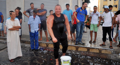 بالفيديو: البطل "موسى دارديز" يتحدى عامل الناظور وشخصيات أخرى في دلو الماء المثلّج