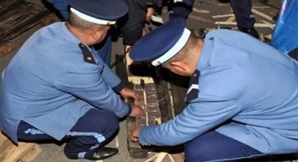 إيقـاف شخص من الدريوش حاول تهريب 195 كلغ من مخدر الشيرا بميناء الحسيمة إيقـاف شخص من الدريوش حاول تهريب 195 كلغ من مخدر الشيرا بميناء الحسيمة