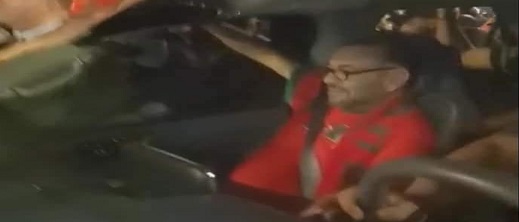 شاهدوا.. الملك محمد السادس يرتدي زي أسود الأطلس ويشارك المواطنين فرحتهم شاهدوا.. الملك محمد السادس يرتدي زي أسود الأطلس ويشارك المواطنين فرحتهم