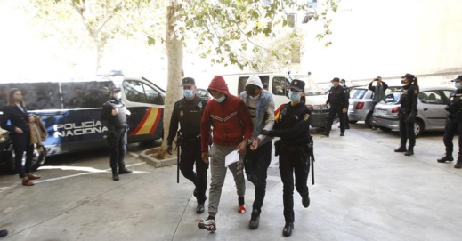 فرار 28 مغربيا من طائرة متجهة إلى تركيا هبطت اضطراريا في مطار برشلونة فرار 28 مغربيا من طائرة متجهة إلى تركيا هبطت اضطراريا في مطار برشلونة