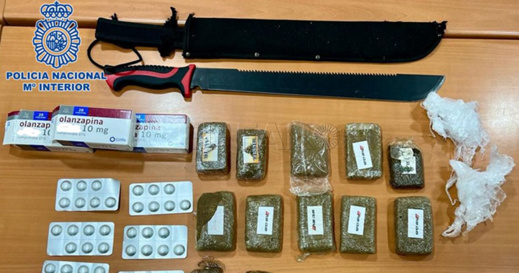 حشيش وأقراص مهلوسة وأوراق مالية مغربية.. حصيلة عملية أمنية بمليلية المحتلة حشيش وأقراص مهلوسة وأوراق مالية مغربية.. حصيلة عملية أمنية بمليلية المحتلة