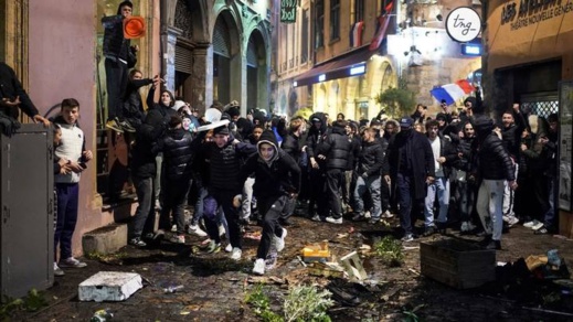 فرنسا.. وفاة مشجع للأسود واعتقال العشرات من اليمين المتطرف إثر اندلاع اشتباكات فرنسا.. وفاة مشجع للأسود واعتقال العشرات من اليمين المتطرف إثر اندلاع اشتباكات