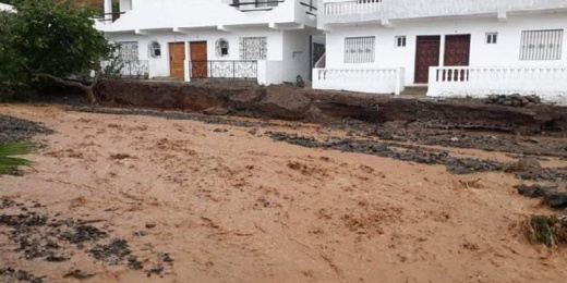 سيول تجرف أما حاملا والدراسة تتوقف في شمال المملكة سيول تجرف أما حاملا والدراسة تتوقف في شمال المملكة