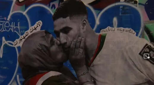 صور.. جدارية ضخمة تحتفي بحكيمي ووالدته وسط اسبانيا صور.. جدارية ضخمة تحتفي بحكيمي ووالدته وسط اسبانيا