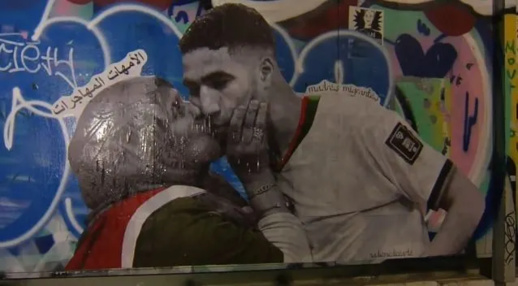 صور.. جدارية ضخمة تحتفي بحكيمي ووالدته وسط اسبانيا صور.. جدارية ضخمة تحتفي بحكيمي ووالدته وسط اسبانيا