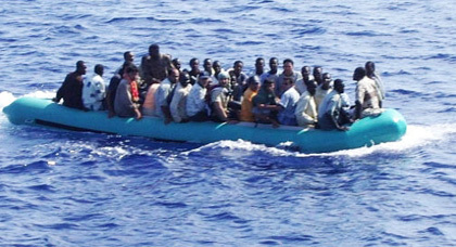 أفارقة يواجهون الحرس الإسباني بالرشق بالحجارة أثناء عبورهم إلى مليلية بحرا على متن قارب مطاطي
