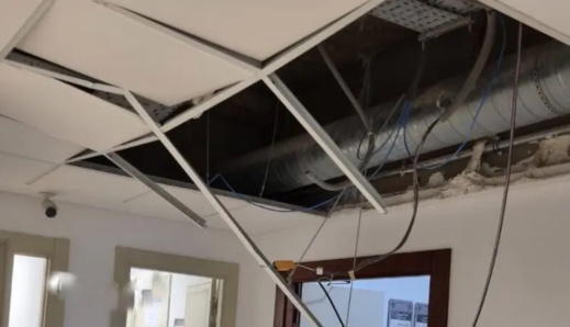 إصابة محامٍ وعدد من المواطنين في انهيار بسقف المحكمة الإبتدائية إصابة محامٍ وعدد من المواطنين في انهيار بسقف المحكمة الإبتدائية