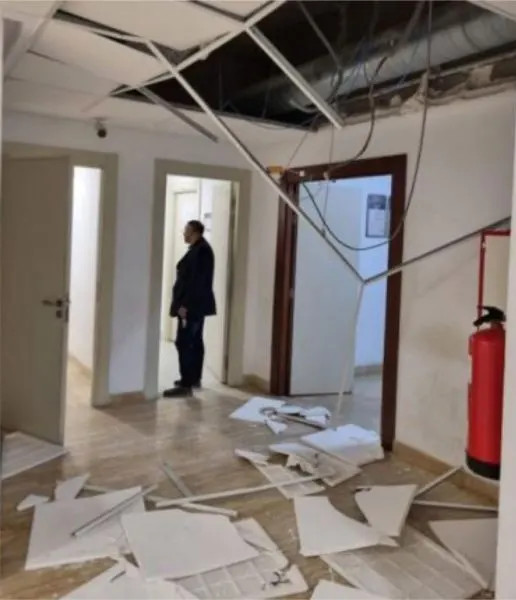 إصابة محامٍ وعدد من المواطنين في انهيار بسقف المحكمة الإبتدائية إصابة محامٍ وعدد من المواطنين في انهيار بسقف المحكمة الإبتدائية
