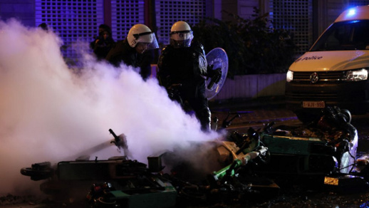 إرجاء محاكمة متطرفين يشتبه في تخطيطهم لمواجهة المشجعين المغاربة واستنفار أمني بفرنسا إرجاء محاكمة متطرفين يشتبه في تخطيطهم لمواجهة المشجعين المغاربة واستنفار أمني بفرنسا