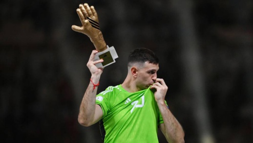 حركة لاأخلاقية لحارس مرمى الأرجنتين أثناء تتويجه تخلق الجدل حركة لاأخلاقية لحارس مرمى الأرجنتين أثناء تتويجه تخلق الجدل