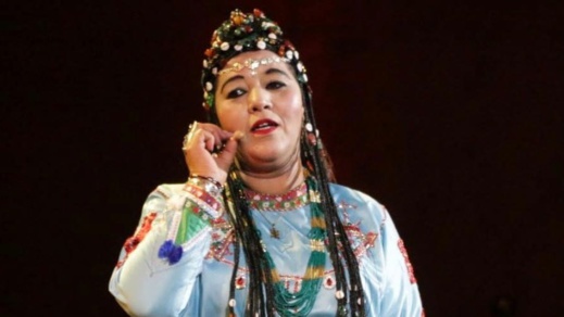 الموت يفجع الفنانة الأمازيغية فاطمة تبعمرانت