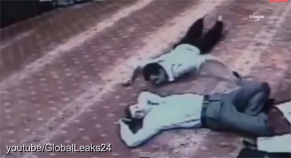 شاهدوا الفيديو.. لص يسرق هاتف شاب نائم في المسجد