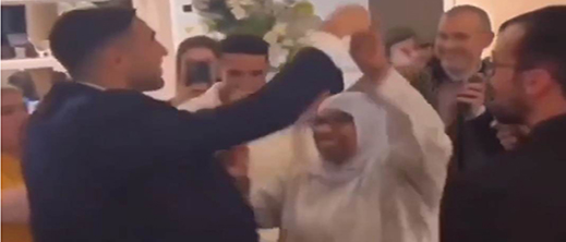 شاهدوا.. نجوم المنتخب المغربي يرقصون في أمسية غنائية مع عائلاتهم شاهدوا.. نجوم المنتخب المغربي يرقصون في أمسية غنائية مع عائلاتهم