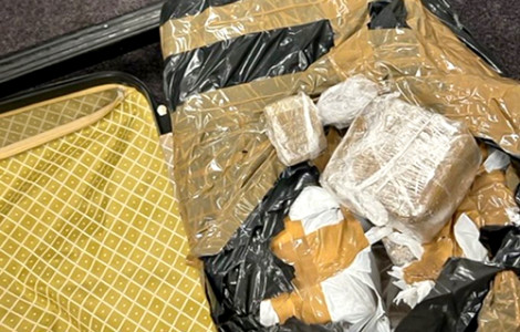 حجز 40 كلغ من المخدرات بمطار روتردام في حقيبة كانت قادمة من المغرب حجز 40 كلغ من المخدرات بمطار روتردام في حقيبة كانت قادمة من المغرب