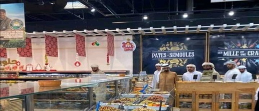 حاكم دبي يتجول في "سوق" بمدينة الرباط