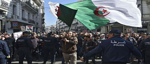 اعتقال صحفي جزائري كان قد دعا إلى مهاجمة القوافل التجارية المغربية اعتقال صحفي جزائري كان قد دعا إلى مهاجمة القوافل التجارية المغربية