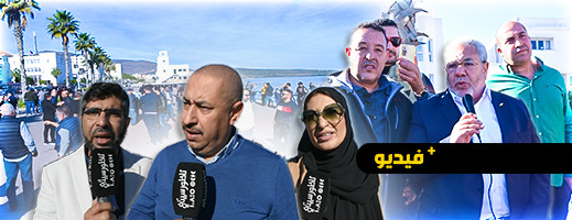 تعقيد اجراءات العبور يخرج مغاربة مليلية للاحتجاج أمام عمالة الناظور تعقيد اجراءات العبور يخرج مغاربة مليلية للاحتجاج أمام عمالة الناظور
