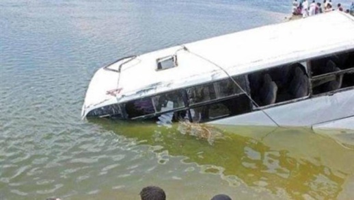 مصرع ستة أشخاص إثر سقوط حافلة في نهر بإسبانيا مصرع ستة أشخاص إثر سقوط حافلة في نهر بإسبانيا