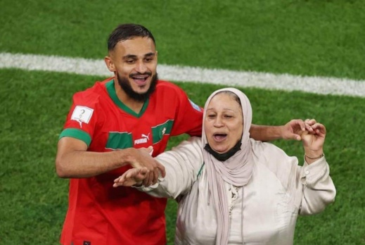 صورة.. وفاة والدة سفيان بوفال مجرد اشاعة