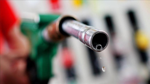 أسعار المحروقات تشهد تراجعا طفيفا في محطات الوقود