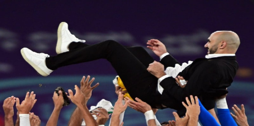 وليد الركراكي يفوز بجائزة أفضل مدرب في إفريقيا وليد الركراكي يفوز بجائزة أفضل مدرب في إفريقيا