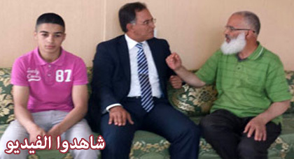 شاهدوا... سفير المغرب بهولندا يزور الشاب المعتقل بدنهاخ وأبيه ويستمع لقصتهما الكاملة