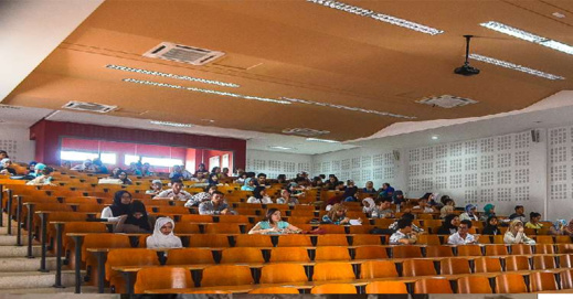 الحكومة: 50% من الشباب يغادرون الجامعة دون الحصول على دبلوم الحكومة: 50% من الشباب يغادرون الجامعة دون الحصول على دبلوم