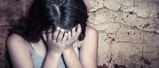 "بيدوفيل" يستغل غياب زوجته عن المنزل لهتك عرض ابنتها القاصر "بيدوفيل" يستغل غياب زوجته عن المنزل لهتك عرض ابنتها القاصر