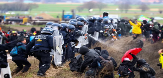 اشتباكات عنيفة بين مواطنين وقوات الشرطة في ألمانيا